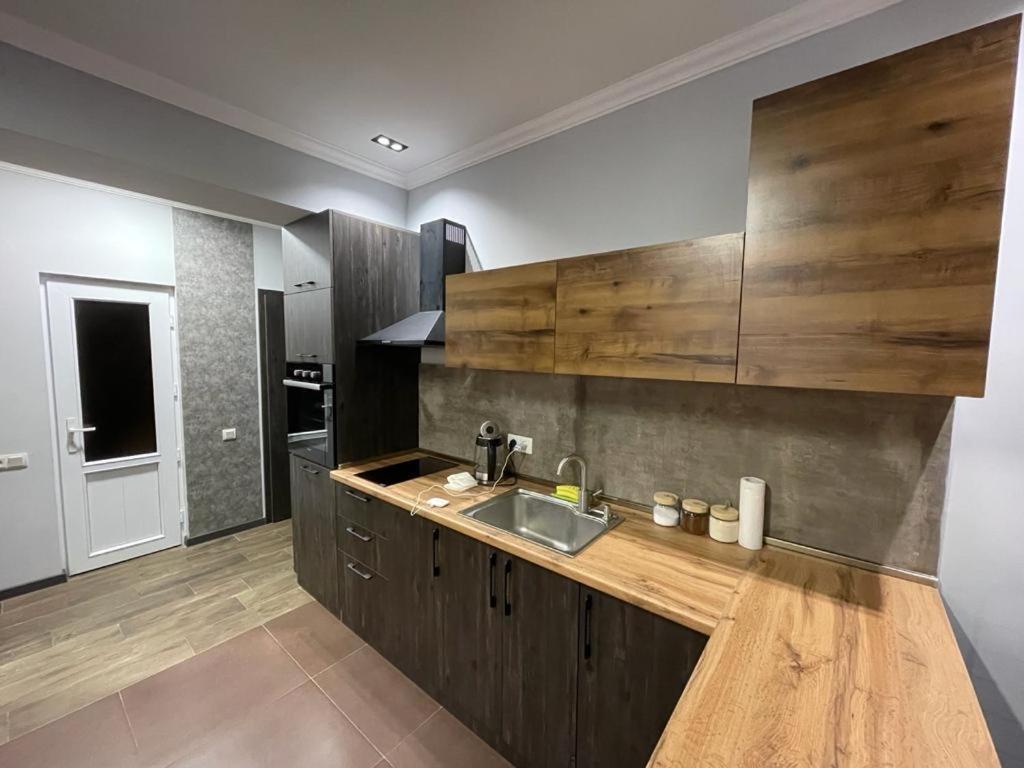 One Central Apartment Jerevan Buitenkant foto